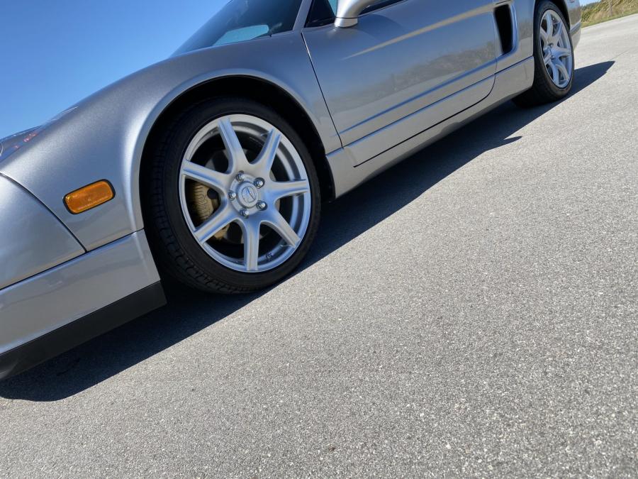 Детали экстерьера Acura NSX-T 2004 года  (фото 31 из 121)